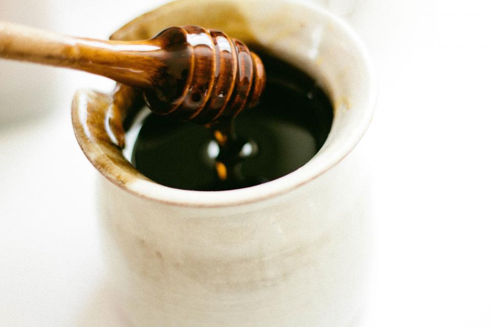 Miel doré, cuillère en bois